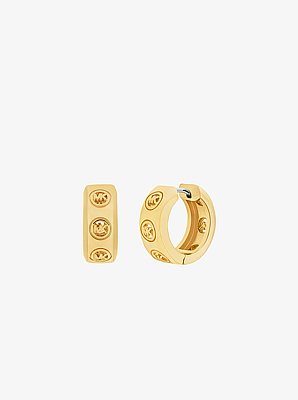 Aretes tipo huggie con logotipo