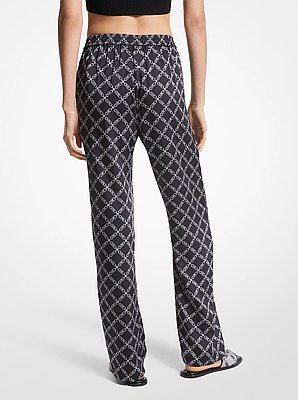 Pantal&oacute;n tipo pijama de sat&eacute;n con estampado de logotipo imperio
