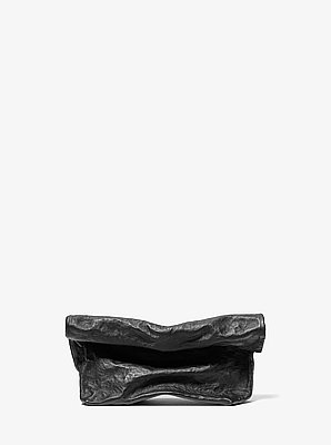 Bolso clutch Maggie de piel craquelada para el almuerzo