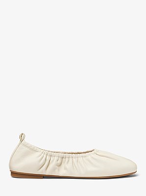 Bailarina Bri de piel con detalle fruncido