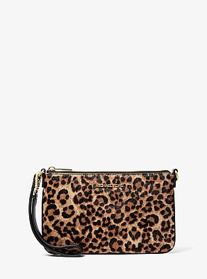 Pochette-bracelet Jet Set Travel en poils de veau &agrave; imprim&eacute; l&eacute;opard