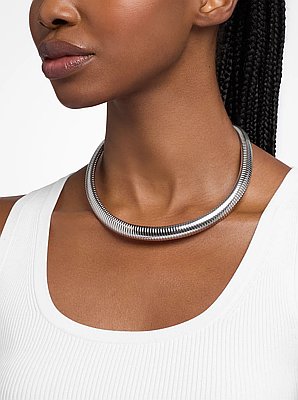 Collar r&iacute;gido de lat&oacute;n chapado en metales preciosos con incrustaciones
