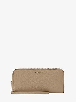 Grande pochette-bracelet Jet Set Travel en cuir grain&eacute; in POIL DE CHAMEAU | Michael Kors image number 0