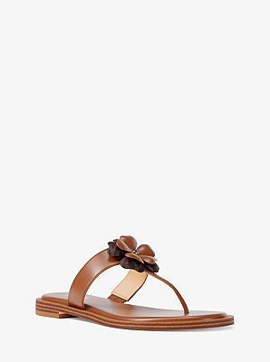 Sandalia Callie de tiras con logotipo exclusivo y adornos