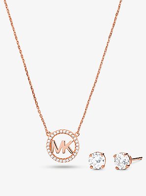 Parure clous d'oreilles et collier serti pav&eacute; &agrave; breloque logo en argent sterling plaqu&eacute; or rose 14&nbsp;carats
