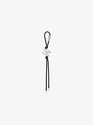 Adorno para bolso en tono plateado con cord&oacute;n moteado e inicial