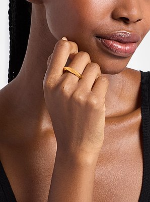 Anillo con dise&ntilde;o retorcido