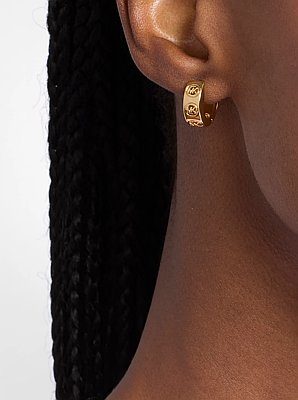 Aretes tipo huggie con logotipo