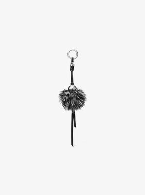 Breloque pour sac en fausse fourrure orn&eacute;e d&rsquo;une perle de ton argent