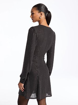 Robe en cr&ecirc;pe georgette orn&eacute;e de pierres du Rhin