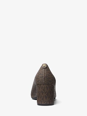 Pump Perla van flexibel canvas met kenmerkend logo