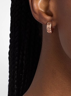 Aretes tipo huggie con logotipo
