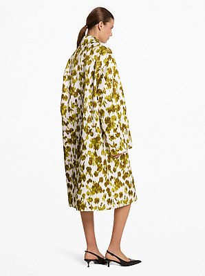 Balmacaan oversize de sat&eacute;n chin&eacute; floral