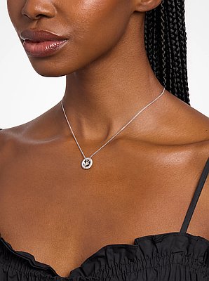 Collar de dos tonos con colgante del logotipo con incrustaciones