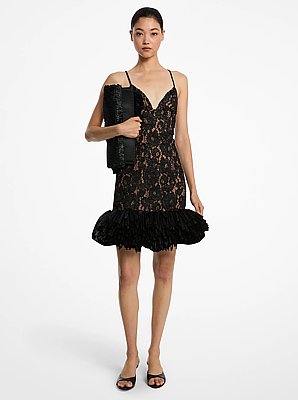 Vestido de c&oacute;ctel con encaje floral bordado a mano y flecos