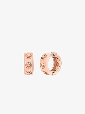 Aretes tipo huggie con logotipo