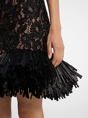 Vestido de c&oacute;ctel con encaje floral bordado a mano y flecos