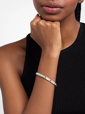 Pulsera r&iacute;gida con logotipo y detalles pav&eacute;