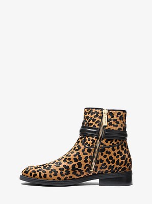 Bota Mindy de pelo de becerro con estampado de leopardo