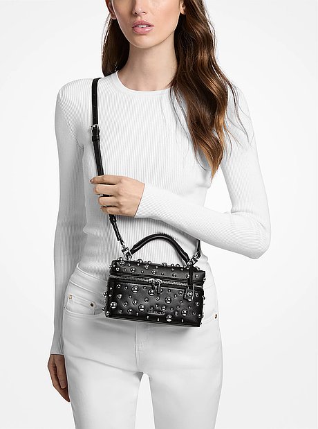 Tr&egrave;s petit sac &agrave; bandouli&egrave;re Jana en satin clout&eacute;