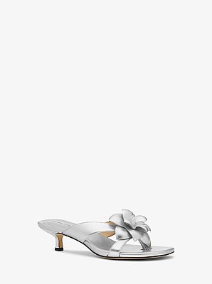 Sandalo Jacie in pelle metallizzata con decorazione floreale e mezzo tacco