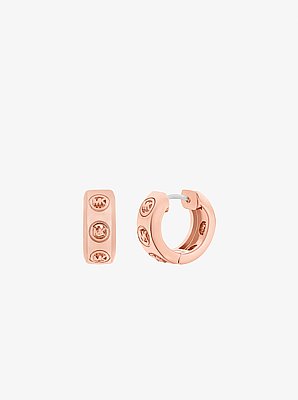 Aretes tipo huggie con logotipo