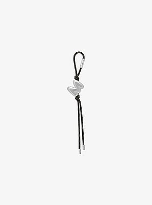 Adorno para bolso en tono plateado con cord&oacute;n moteado e inicial