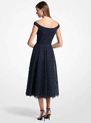 Vestido de encaje floral con cordoncillo y cuello redondo