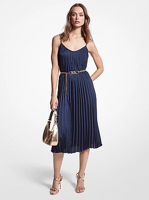 Vestido lencero de sat&eacute;n plisado con cintur&oacute;n