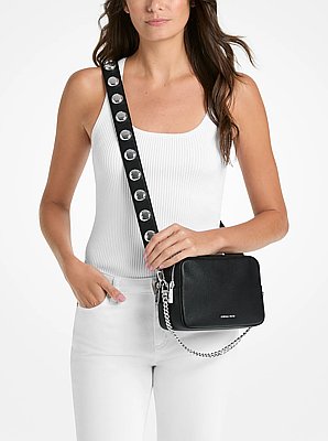 Bandolera para c&aacute;mara Bryant mediana de piel granulada con tachuelas