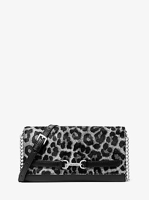 Bandolera Carson grande convertible con estampado de leopardo y pelo de becerro