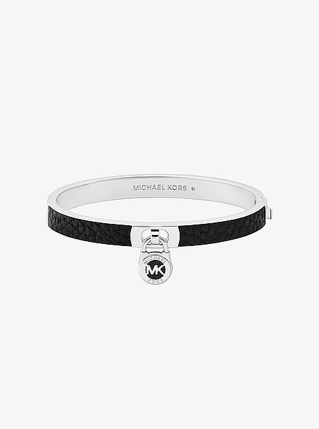Bracelet en cuir &agrave; breloque cadenas