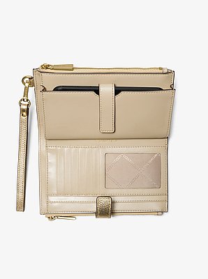 Cartera Adele de piel metalizada con compartimento para smartphone