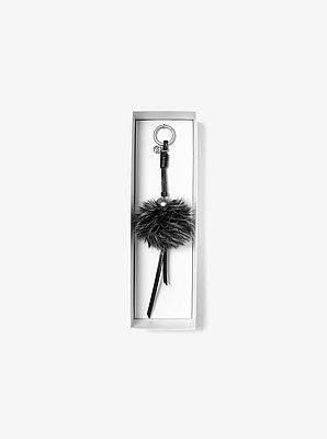 Colgante para bolso con cuentas en tono plateado y pelo sint&eacute;tico