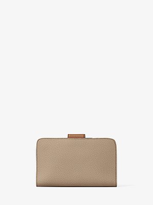 Mittelgro&szlig;e Brieftasche aus gekrispeltem Leder in Blockfarben mit MK&nbsp;Pop-Detail