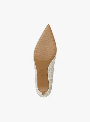 Zapato de tac&oacute;n tipo kitten Alina Flex en charol con logotipo exclusivo