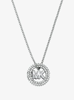 Collar de dos tonos con colgante del logotipo con incrustaciones