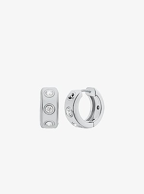 Aretes tipo huggie con logotipo y pav&eacute;