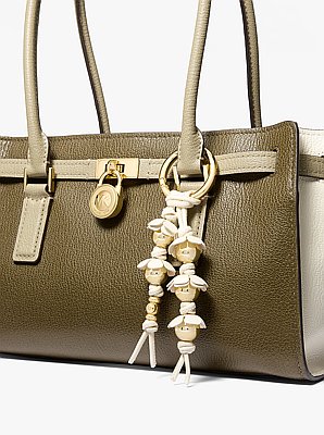 Taschenanh&auml;nger mit Zierblumen