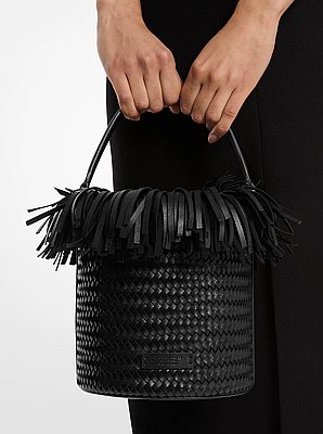 Bolso tipo cubo Salerno de cuero de becerro tejido con flecos