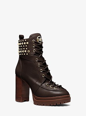 Bota Yvonne de piel con tachuelas