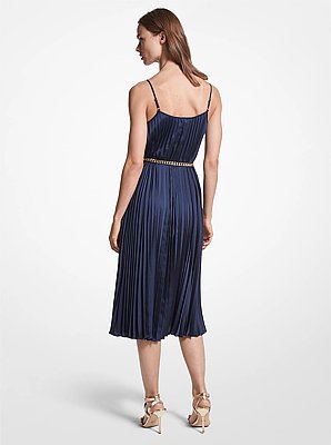Vestido lencero de sat&eacute;n plisado con cintur&oacute;n