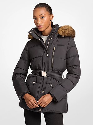 Chaqueta acolchada con cintur&oacute;n y ribete de piel sint&eacute;tica