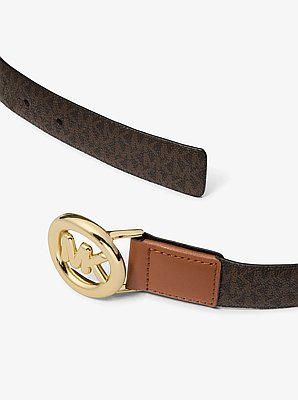 Riem van leer met kenmerkend logo en bolle MK-bedel