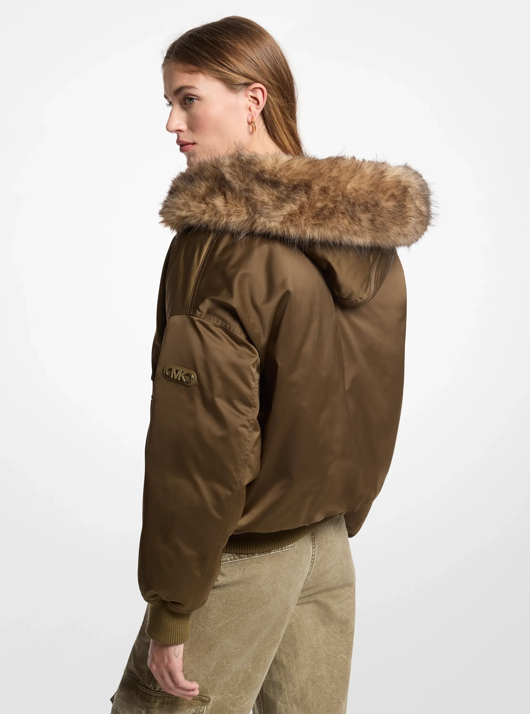 Женская куртка Michael Kors Faux Fur-Trimmed Satin Ciré Hooded Bomber, цвет: Duffle — фото 2
