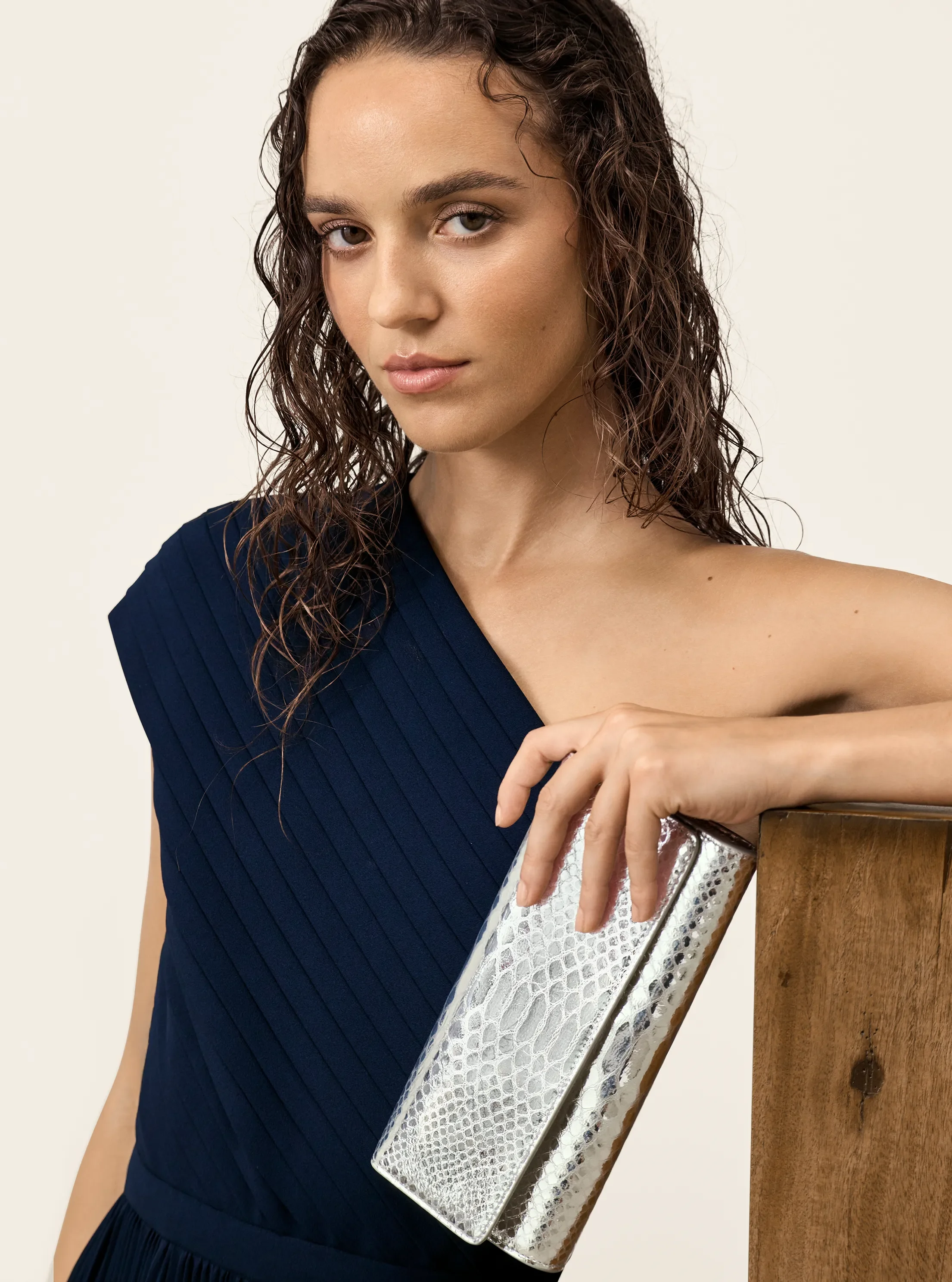 Женский клатч Michael Kors Cate Metallic Snake Embossed Leather Clutch, цвет: Серебряный — фото 4