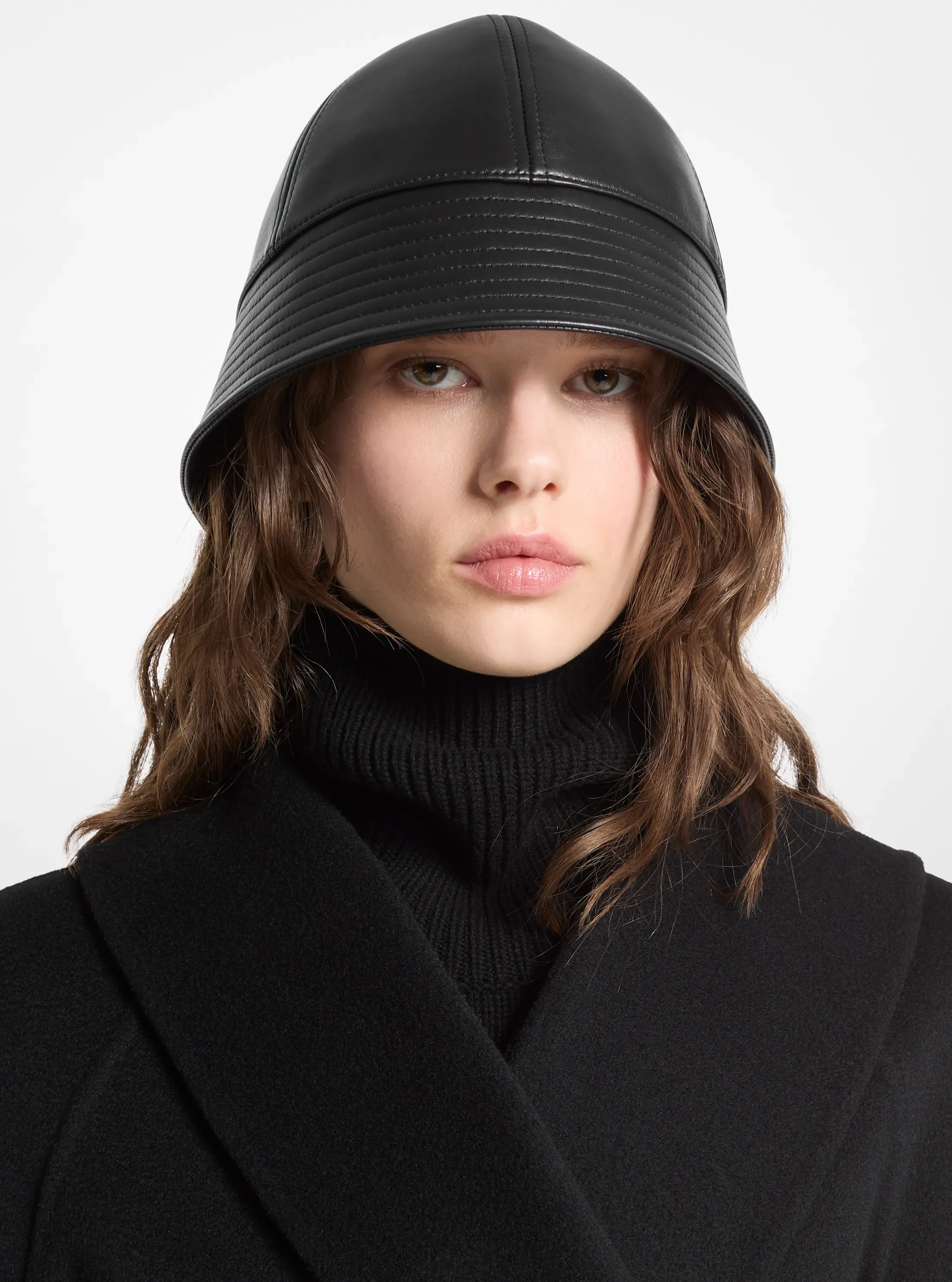 Женские головные уборы Michael Kors Leather Bucket Hat — фото 3