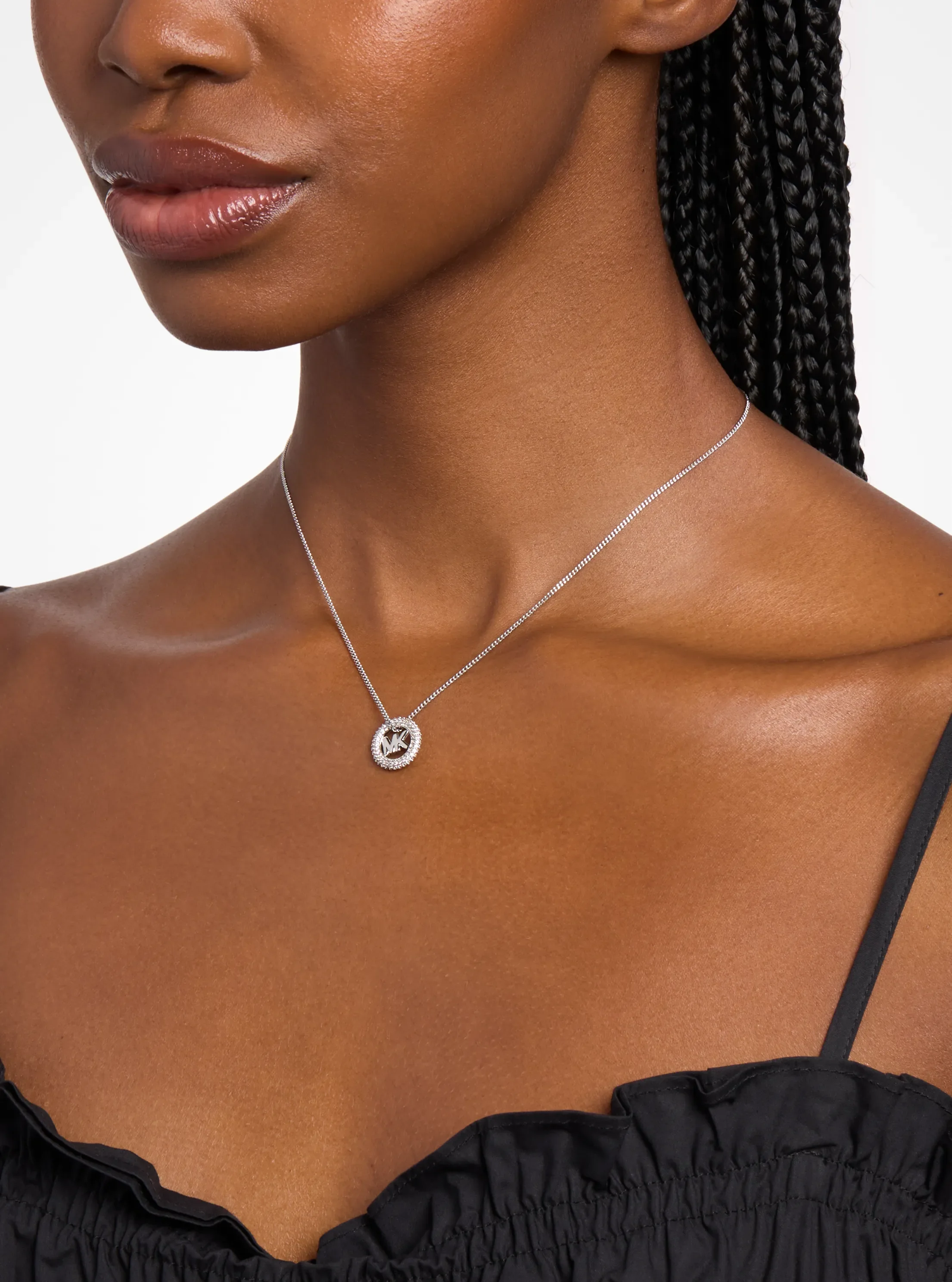 Женское колье Michael Kors Pavé and Logo Charm Two-Tone, цвет: Серебряный — фото 4