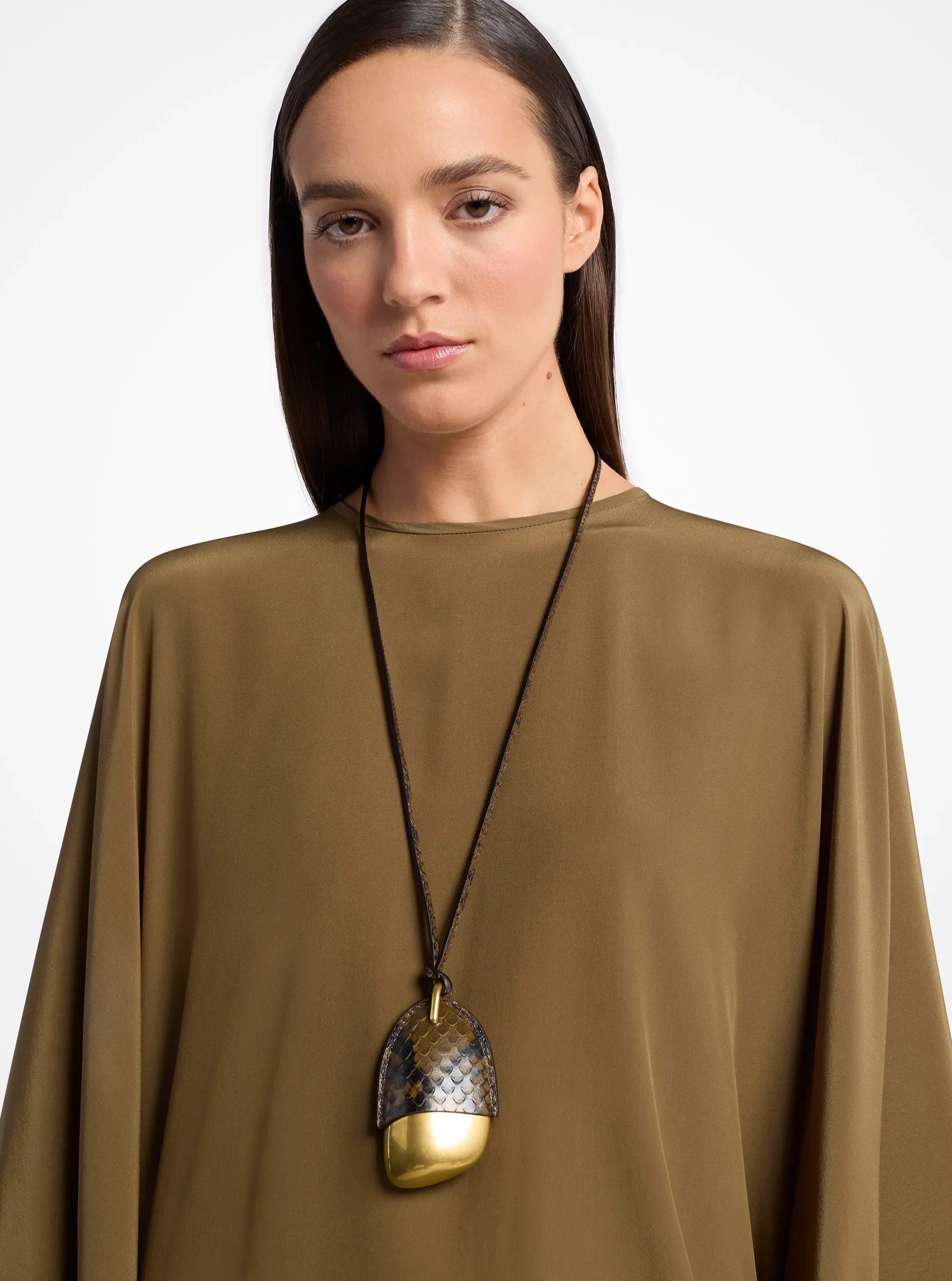 Женское колье Michael Kors Brushed Brass and Snake Embossed Leather Wrapped Pendant, цвет: Fennel — фото 3