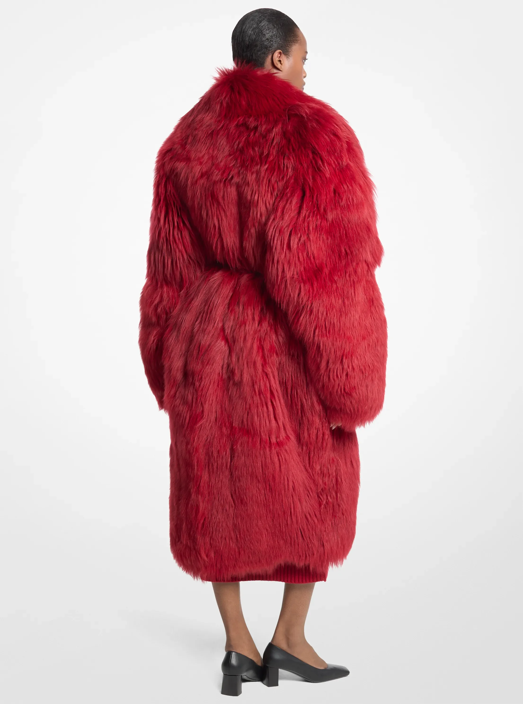 Женское пальто Michael Kors Belted Shearling Shawl Collar, цвет: Рубиновый — фото 2